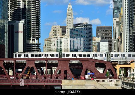 Une ligne brune CTA Chicago du train traversant la rivière de Chicago qu'il quitte la boucle du côté nord-ouest de la ville. Chicago, Illinois, USA. Banque D'Images