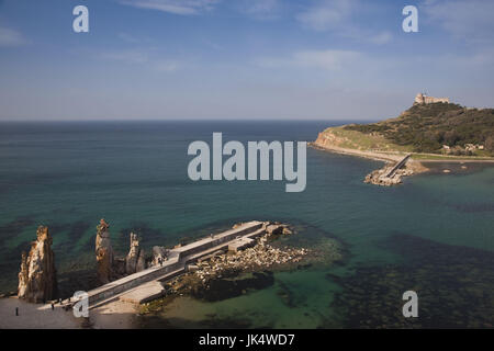 La Tunisie, le nord de la Tunisie, Tabarka, vieux port, quai de la baie de fort génois et le phare Banque D'Images