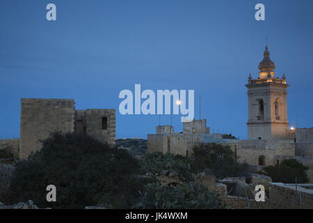 Malte, Gozo Island, Victoria-Rabat, Il-Kastell forteresse, tour de cathédrale de l'Assomption et moonrise Banque D'Images