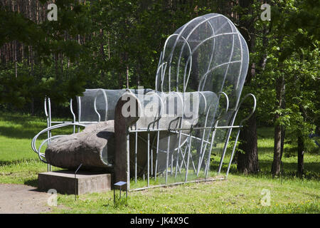 La Lituanie, Vilnius-salon, Europos Parkas sculpture park, Chair-Pool, par Dennis Oppenheim, USA Banque D'Images