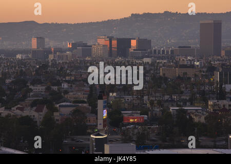 USA, Californie, Los Angeles, du centre-ville, vue aérienne en direction de Hollywood Hills, Sunset Banque D'Images