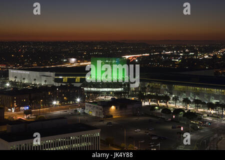 USA, Californie, Los Angeles, du centre-ville, vue aérienne de Los Angeles Convention Center, dusk Banque D'Images