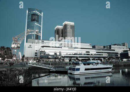 L'ARGENTINE, Buenos Aires, Puerto Madero, les tours d'habitation, dusk Banque D'Images