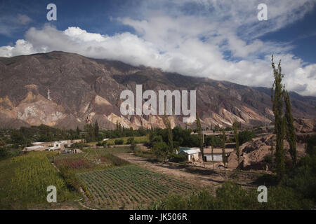 Argentine, Province de Jujuy, Quebrada de Humamuaca Maimara, canyon, ville et Painters Palette hill, Cerro Paleta del Pintor Banque D'Images