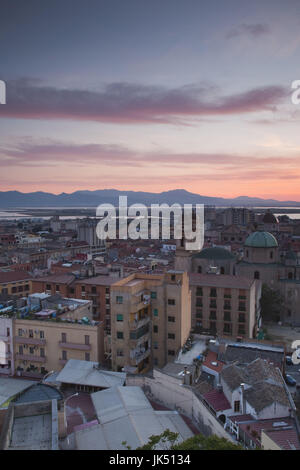 Italie, Sardaigne, Cagliari, quartier Stampace et Église église de SantAnna, dusk Banque D'Images