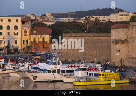 Italie, Sardaigne, dans l'ouest de la Sardaigne, Alghero, remparts, coucher du soleil Banque D'Images