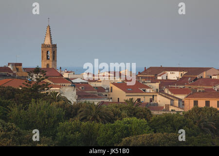 Italie, Sardaigne, dans l'ouest de la Sardaigne, Alghero, aérienne sur la ville de l'ouest, le lever du soleil Banque D'Images