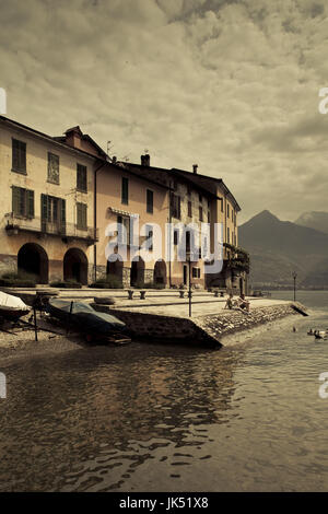 L'Italie, la Lombardie, région des lacs, lac de Côme, Santa Maria Rezzonico, maisons au bord du lac Banque D'Images