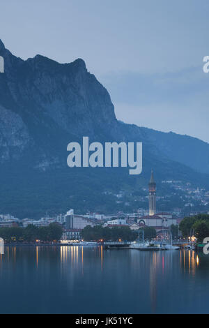 L'Italie, la Lombardie, région des lacs, le Lac de Lecco, Como-Lake Lecco, vue sur la ville et la Basilique de San Nicolo, soir Banque D'Images