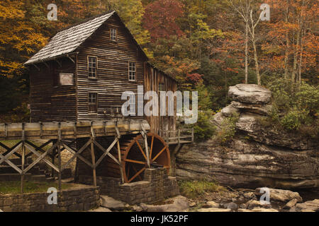 USA, West Virginia, Clifftop, Babcock State Park, le Glade Creek Grist Mill, automne Banque D'Images