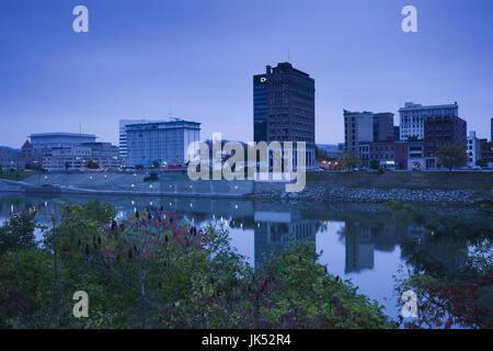 USA, Virginie occidentale, Charleston, vue sur la ville à partir de la Kanawha River, Dawn Banque D'Images