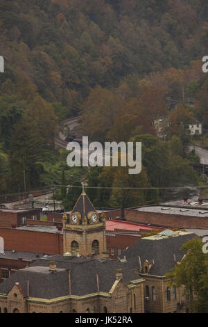 USA, West Virginia, Welch, le charbon National Heritage Area, high angle view avec McDowell County Courthouse, autrefois connue sous le nom de Little Chicago Banque D'Images