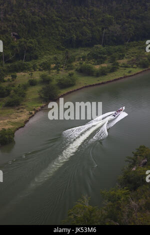 République dominicaine, La Romana, Altos de Chavon, high angle view de la rivière Rio Chavon, vu dans le film "Apocalypse Now", bateau d'excursion touristique Banque D'Images