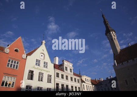 L'Estonie, Tallinn, les bâtiments sur Raekoja Plats, Place de la Mairie Banque D'Images