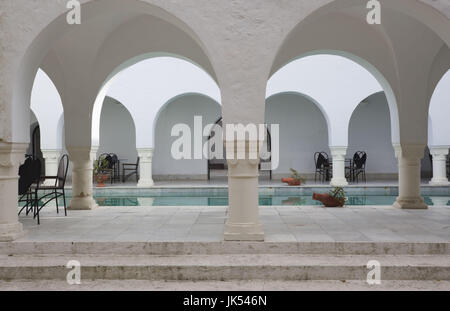 La Tunisie, le Cap Bon, Hammamet, Centre Culturel International, fomerly Villa Sebastian, b. 1932, , utilisé par l'allemand, le maréchal Rommel comme siège au cours de la Seconde Guerre mondiale, des arches de la piscine Banque D'Images