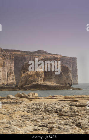 Malte, Gozo Island, Dwejra, les falaises impressionnantes et les champignons Rock, seul endroit en Europe où la racine du Général-cynomorium coccineus est trouvé. Ce champignon a été très recherché pour ses propriétés pharmaceutiques au Moyen Âge. Banque D'Images