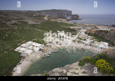 Malte, Gozo Island, Dwejra, mer intérieure et de huttes de pêche Banque D'Images