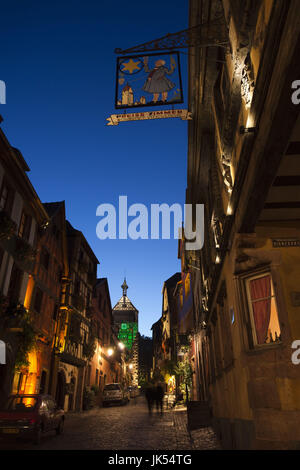 France, Haut-Rhin, Alsace, Alasatian Route des Vins, Riquewihr, rue du Général De Gaulle, soir Banque D'Images