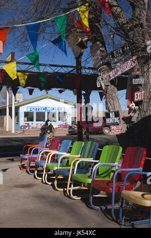 USA, Arizona, Seligman, Rt. 66 chaises colorées, Ville Banque D'Images