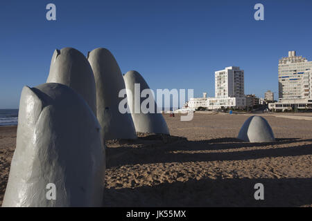 Uruguay, Punta del Este, Playa Brava beach, la Mano en la Arena, la main dans le sable, sculpture. par l'artiste Chilien Mario Irarrazabal Banque D'Images