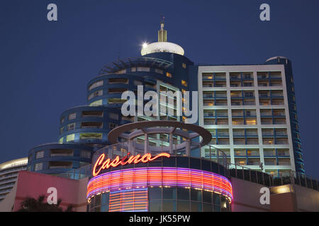 Uruguay, Punta del Este, l'hôtel Conrad et Casino. soir Banque D'Images