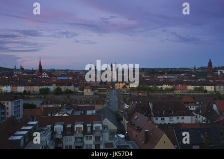 Allemagne, Bavière, Würzburg, haute vue sur Old Main River Bridge, crépuscule, Banque D'Images