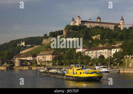 Allemagne, Bavière, Würzburg, la forteresse Festung Marienberg et rivière principale de bateau, matin, Banque D'Images