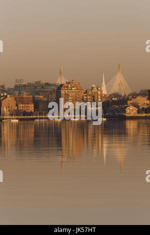 États-unis, Massachusetts, Boston, Zakim Bridge et Old North Church du front de mer, l'aube, Banque D'Images