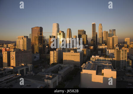 USA, Californie, Los Angeles, vue aérienne du centre-ville de West 11th Street, coucher du soleil Banque D'Images