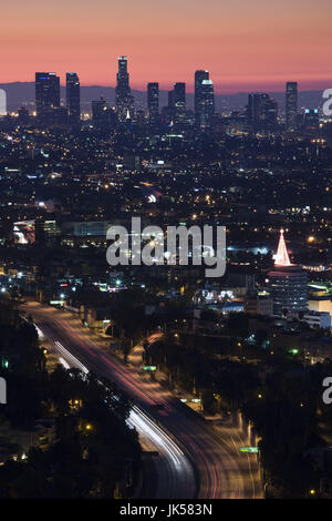 USA, Californie, Los Angeles, du centre-ville et l'Hollywood Freeway 101 de Hollywood Bowl surplombent, Dawn Banque D'Images