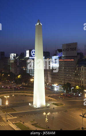 L'ARGENTINE, Buenos Aires, El Obelisko, Plaza de la Republica, et l'Avenida 9 de Julio, symbole de l'Argentine, soir Banque D'Images