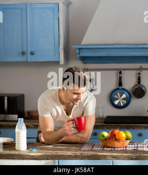 L'homme indépendant dans la cuisine en pyjama. Banque D'Images