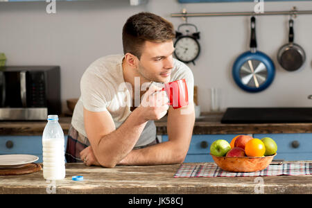 Plan rapproché sur un homme avec coupe du rouge dans la cuisine. Banque D'Images