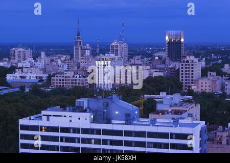 L'Argentine, la Province de Mendoza, Mendoza, vue sur la ville de au-dessus de la Plaza Italia, soir Banque D'Images