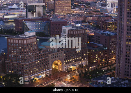 États-unis, Massachusetts, Boston, Rowes Wharf et South Boston waterfront, high angle view, dusk Banque D'Images