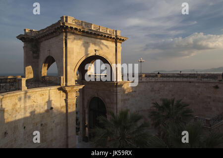 Italie, Sardaigne, Cagliari, Castello Il Vieille Ville, Bastione San Remy, coucher du soleil Banque D'Images