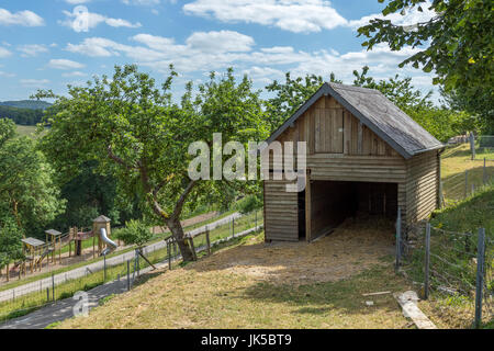 Ancienne grange en bois dans un paysage campagnard qith une aire sur l'arrière-plan. Banque D'Images