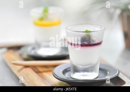 Panna cotta de petits fruits et de fruits de la passion panna cotta (dessert italien) Banque D'Images