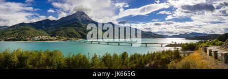 Le Lac de Serre-Ponçon à Savines-le-Lac et le Grand Morgon pic de montagne en été. Alpes, France Banque D'Images