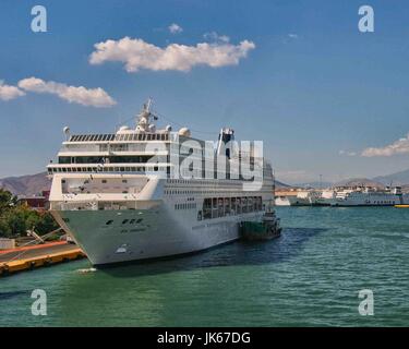 Le Pirée, Grèce. Sep 30, 2004. Un bateau de croisière est amarré dans le port très animé du Pirée. Un important port international, et le principal port du Pirée en Grèce, est un favori cruise ship port d'appel. Credit : Arnold Drapkin/ZUMA/Alamy Fil Live News Banque D'Images