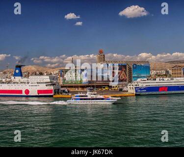 Le Pirée, Grèce. Sep 30, 2004. L'animée du port du Pirée. Un important port international, et le principal port du Pirée en Grèce, est un favori cruise ship port d'appel. Credit : Arnold Drapkin/ZUMA/Alamy Fil Live News Banque D'Images