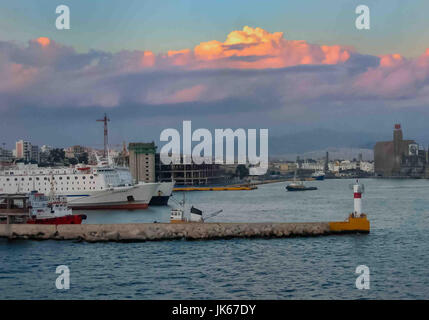 Le Pirée, Grèce. Sep 30, 2004. Le port très animé du Pirée au début de lumière du matin. Un important port international, et le principal port du Pirée en Grèce, est un favori cruise ship port d'appel. Credit : Arnold Drapkin/ZUMA/Alamy Fil Live News Banque D'Images