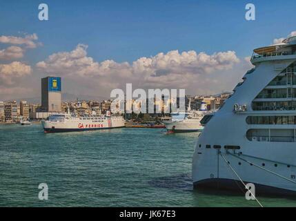 Le Pirée, Grèce. Sep 30, 2004. L'animée du port du Pirée. Un important port international, et le principal port du Pirée en Grèce, est un favori cruise ship port d'appel. Credit : Arnold Drapkin/ZUMA/Alamy Fil Live News Banque D'Images