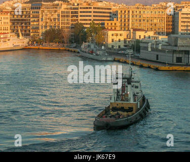 Le Pirée, Grèce. Sep 30, 2004. Le port très animé du Pirée au début de lumière du matin. Un important port international, et le principal port du Pirée en Grèce, est un favori cruise ship port d'appel. Credit : Arnold Drapkin/ZUMA/Alamy Fil Live News Banque D'Images