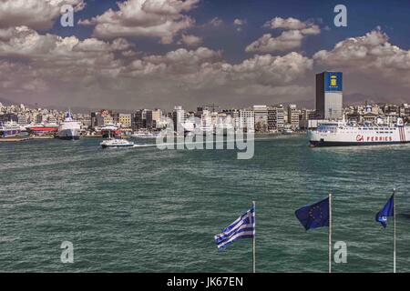 Le Pirée, Grèce. Sep 30, 2004. Les drapeaux de la Grèce, l'Union européenne et de la ville vont à l'animée du port du Pirée. Un important port international, et le principal port du Pirée en Grèce, est un favori cruise ship port d'appel. Credit : Arnold Drapkin/ZUMA/Alamy Fil Live News Banque D'Images