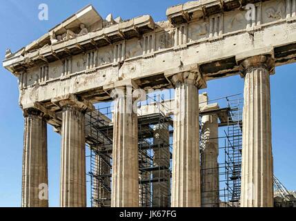 Athènes, Grèce. Sep 30, 2004. Affichage détaillé de la colonnes doriques sur la façade est de la légendaire Parthénon, un ancien temple, dédié à la déesse Athéna, sur l'ancienne Acropole à Athènes. Du plus important bâtiment de la Grèce classique et l'un des plus grands monuments culturels, c'est une destination touristique internationale préférée et site du patrimoine mondial de l'UNESCO. Credit : Arnold Drapkin/ZUMA/Alamy Fil Live News Banque D'Images