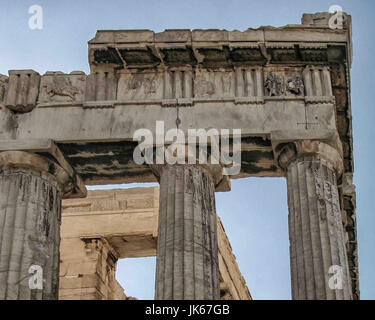 Athènes, Grèce. Sep 30, 2004. Détail de la colonnes doriques sur l'angle sud-ouest de la légendaire Parthénon, un ancien temple, dédié à la déesse Athéna, sur l'ancienne Acropole à Athènes. Du plus important bâtiment de la Grèce classique et l'un des plus grands monuments culturels, c'est une destination touristique internationale préférée et site du patrimoine mondial de l'UNESCO. Credit : Arnold Drapkin/ZUMA/Alamy Fil Live News Banque D'Images