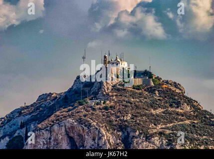 Athènes, Grèce. Sep 30, 2004. Au sommet du mont Lycabette, le plus haut d'Athènes, Grèce, est la 18e siècle Chapelle de St George, à 300 m (908 ft) au-dessus du niveau de la mer. Athènes est une destination touristique internationale. Credit : Arnold Drapkin/ZUMA/Alamy Fil Live News Banque D'Images