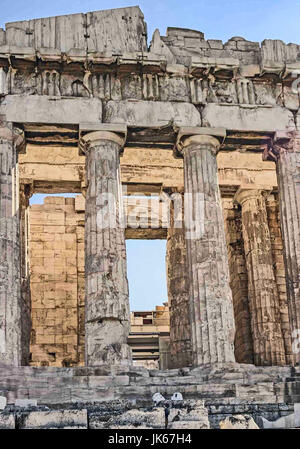 Athènes, Grèce. Sep 30, 2004. Le Doric colonnes sur la façade ouest de la légendaire Parthénon, un ancien temple, dédié à la déesse Athéna, sur l'ancienne Acropole à Athènes. Du plus important bâtiment de la Grèce classique et l'un des plus grands monuments culturels, c'est une destination touristique internationale préférée et site du patrimoine mondial de l'UNESCO. Credit : Arnold Drapkin/ZUMA/Alamy Fil Live News Banque D'Images