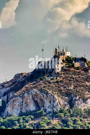 Athènes, Grèce. Sep 30, 2004. Au sommet du mont Lycabette, le plus haut d'Athènes, Grèce, est la 18e siècle Chapelle de St George, à 300 m (908 ft) au-dessus du niveau de la mer. Athènes est une destination touristique internationale. Credit : Arnold Drapkin/ZUMA/Alamy Fil Live News Banque D'Images